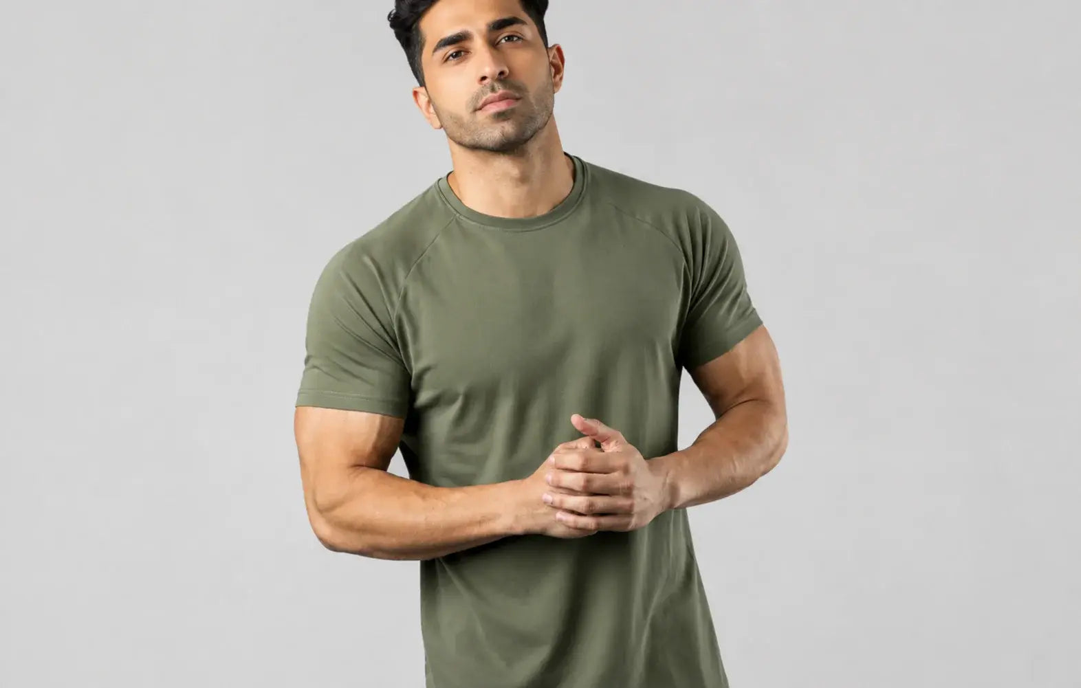 Model draagt FitGuarantees t-shirt